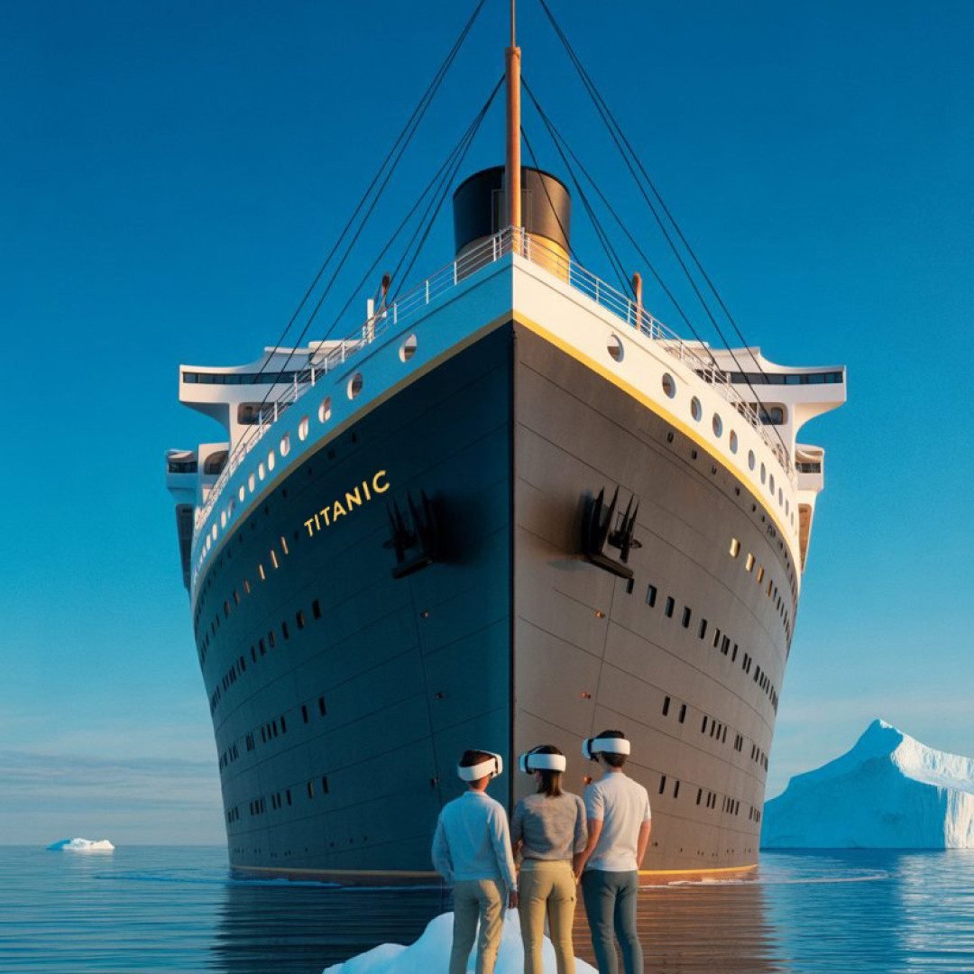 Drie bezoekers met een VR-bril staan op een ijsschots voor de boeg van de Titanic, met rechts een ijsberg